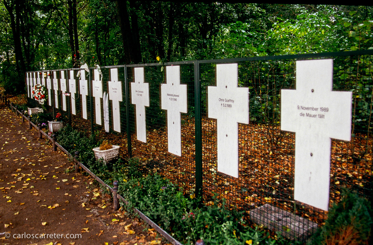 Entre el Bundestag y la puerta de Brandemburgo, en los límites del Tiergarten, encontramos los memoriales a algunas de las víctimas que no pudieron alcanzar su objetivo de salir de la infame RDA.