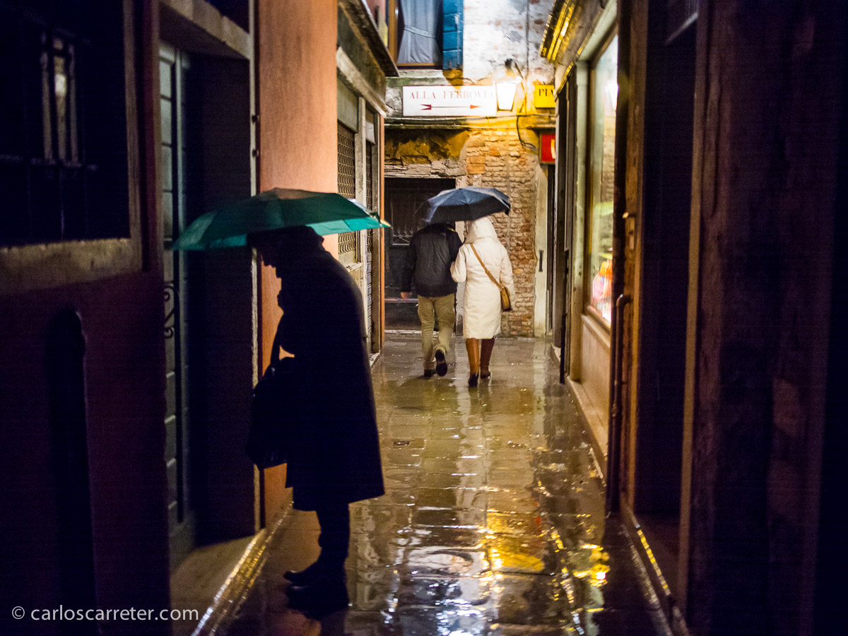 En las oscuras, estrechas, laberínticas y lluviosas calles de Venecia.