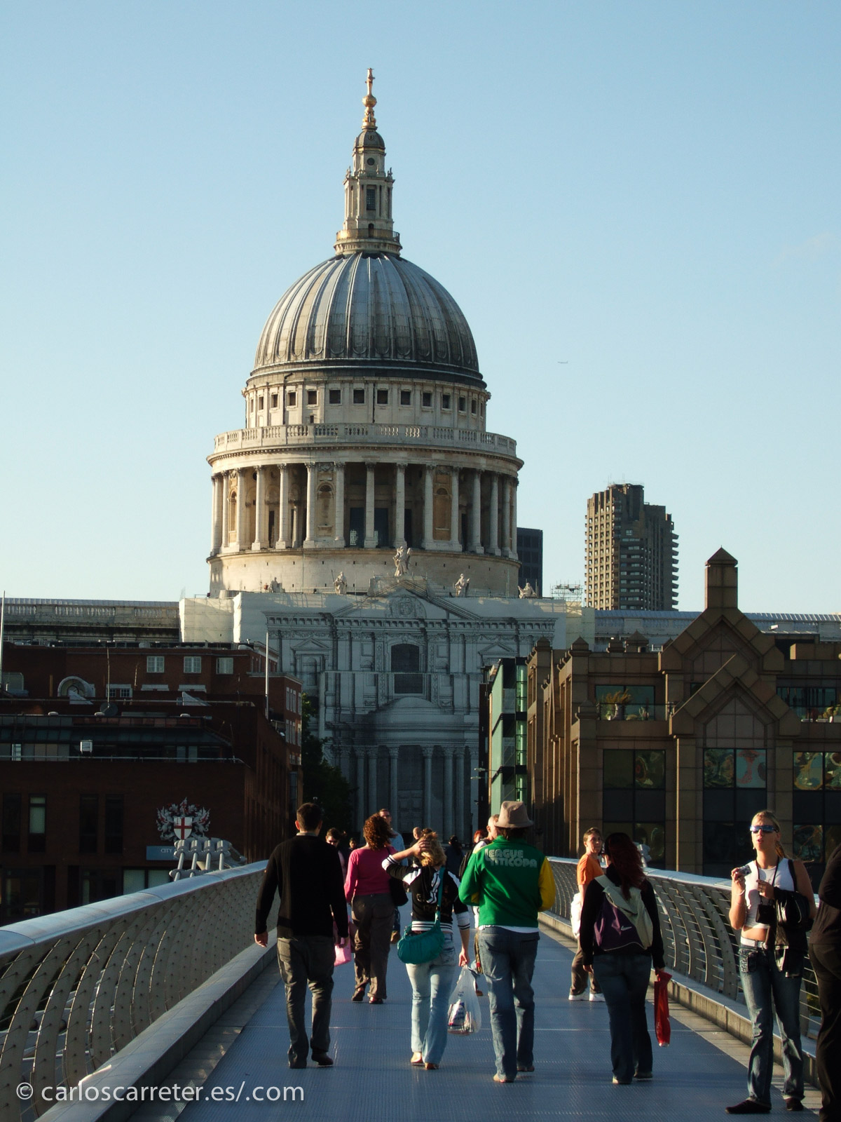 Inglaterra, representada por el puente del Milenio y la majestuosa cúpula de la catedral de San Pablo.
