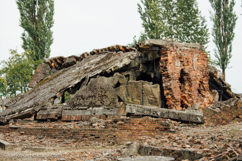 Las "duchas" y los hornos de Birkenau fueron demolidas por los rusos y sólo nos han llegado sus escombros.
