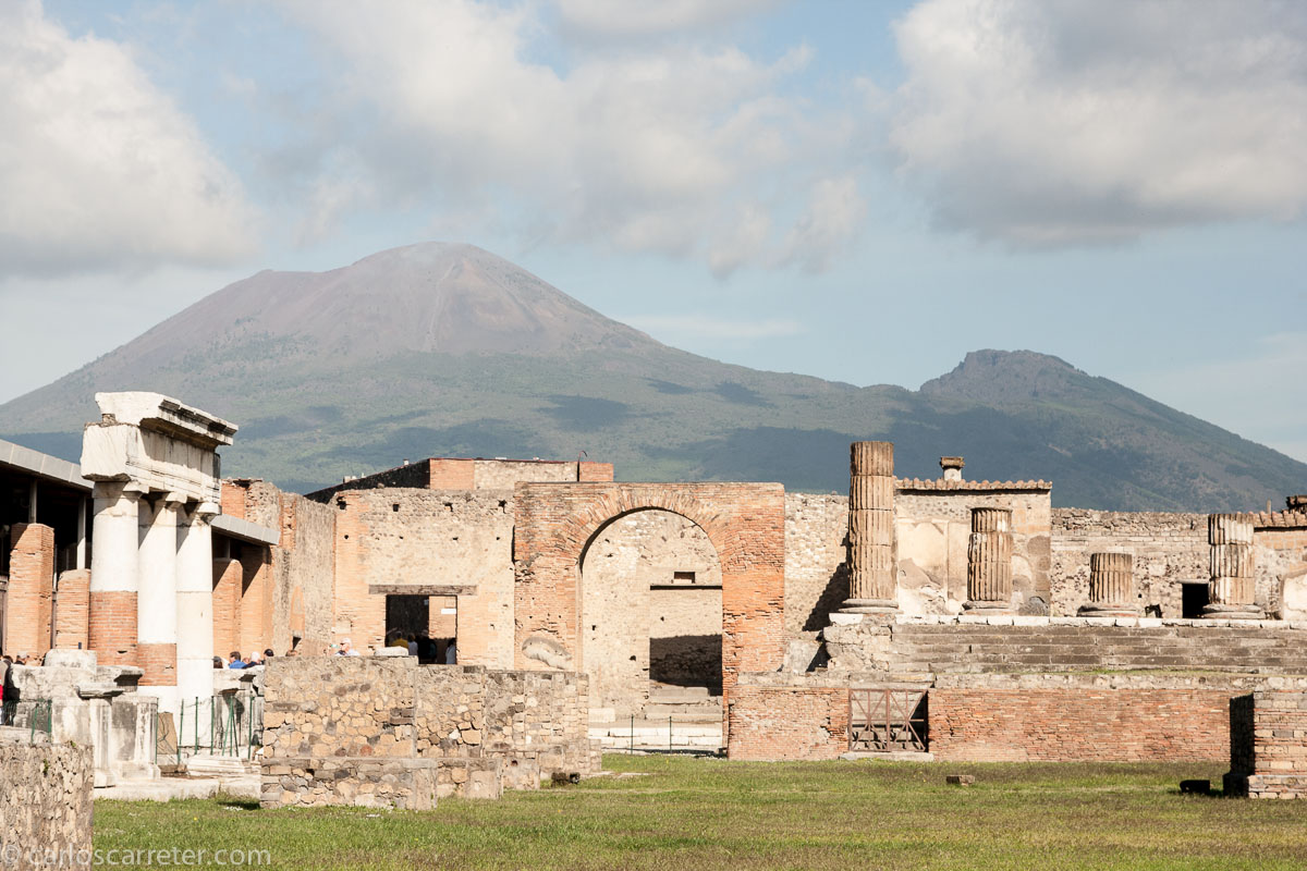 Garrone ha filmado su película por diversas localizaciones de Italia, yo sigo paseando por el golfo de Nápoles, entre las ruinas de Pompeya y bajo la sombra del Vesubio.
