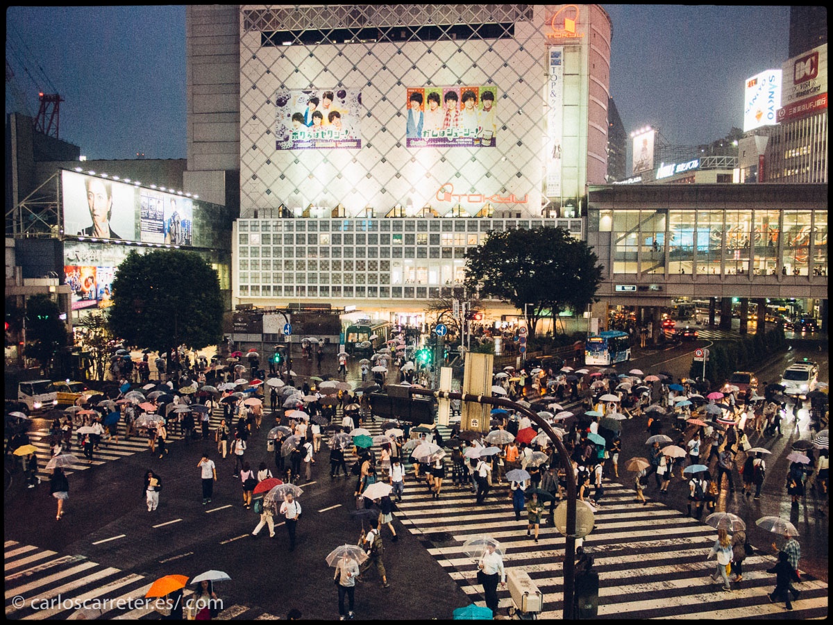 Tanto Shinjuku como Shibuya y su famoso cruce aparecen con frecuencia en pantalla.